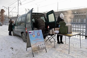 Безкоштовно роздають гарячі обіди на Залізничному вокзалі
