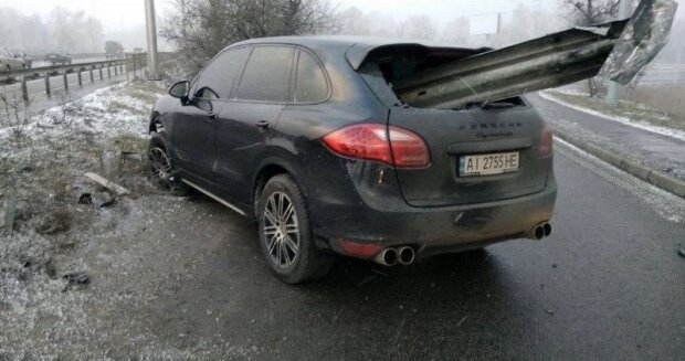 У Києві відбійник наскрізь пронизав автомобіль