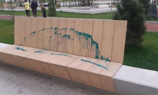 Чи варто створювати красу, де цього не цінують: в Києві вандали пошкодили новий фітнес-парк (фото)