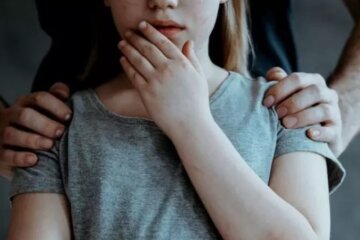 Житель Київщини ґвалтував неповнолітніх сестер з дозволу їхнього батька