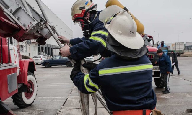 На Київщині окупанти обстріляли Бородянку. Палає Фора та АТБ