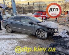 У Києві раптово спалахнуло авто поліцейського (відео)
