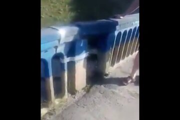 Міст над проспектом Перемоги “відремонтували” металевими скобами (відео)