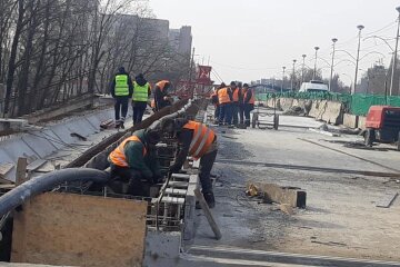 На Борщагівському шляхопроводі встановлюють бордюри та опалубку для тротуару (фото)