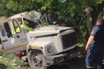 На Київщині водій вантажівки злетів з дороги та врізався у дерево — його довелось витягати рятувальникам