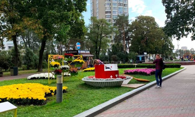Час пити чай: у столичному парку з`явились велетенські чашки з квітами (фото)