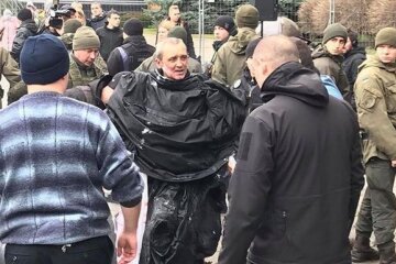 Чоловік, що підпалив себе на Банковій, в тяжкому стані