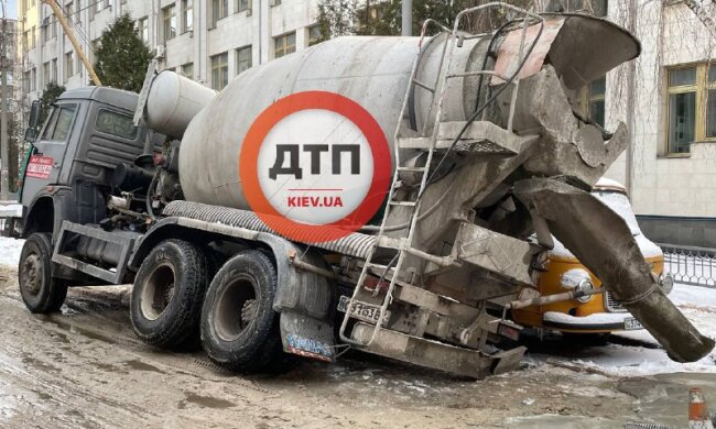 У центрі Києва бетономішалка провалилася крізь асфальт