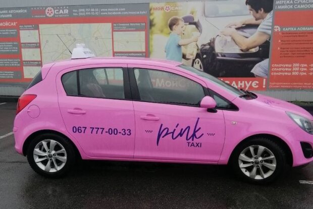 Тільки для жінок та дітей: в Києві запрацювало рожеве таксі