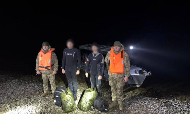 Заплив у гідрокостюмах: киян-плавців перехопили посеред Дністра — ДПСУ