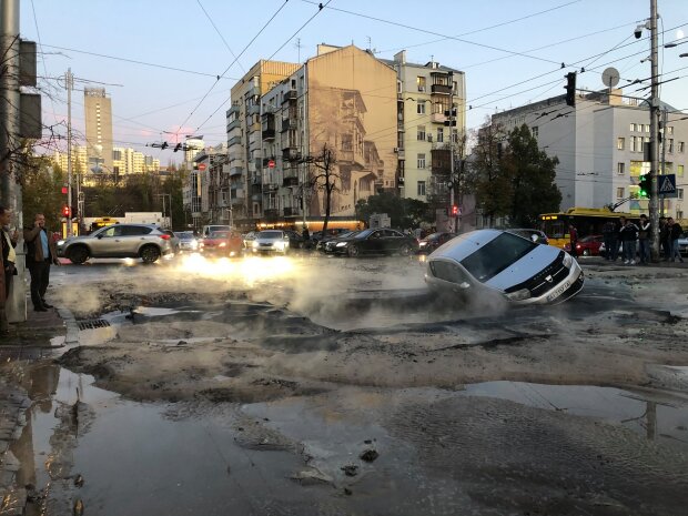 Фонтан з окропом: на Саксаганського знов прорвало трубопровід (фото, відео)