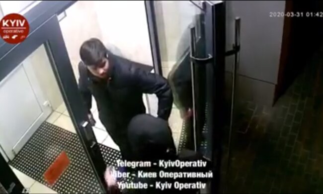 П`яні підлітки розтрощили та обгидили ліфт у багатоповерхівці на Ревуцького
