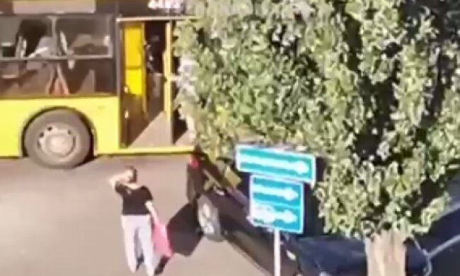 Серйозна ДТП у Києві - тролейбус підрізав легковик, який влетів у дерево