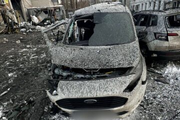 Удар по Києву: уламки ракет пошкодили будинки та автівки у чотирьох районах