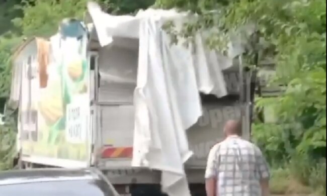 В Києві вантажівка не проїхала під мостом та знесла собі дах (відео)