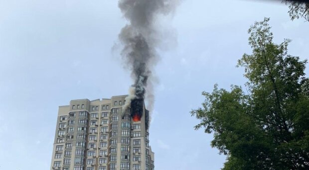 В пошуках порятунку жінка вилізла на кондиціонер: в Києві горить квартира в багатоповерхівці (фото, відео)