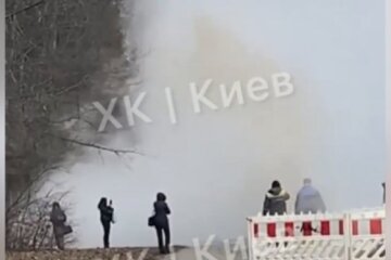 У Києві на Іподромі з-під землі прорвало фонтан окропу (відео)