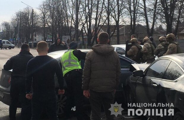 Погоня, розтрощені автівки та пістолет біля скроні: під Києвом затримали небезпечного зловмисника (відео)