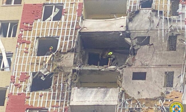 Битва з руїнами: рятувальники КАРС працюють над ліквідацією наслідків обстрілу Києва