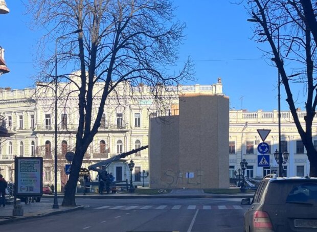 В Одесі проводять демонтаж пам’ятника Катерині ІІ