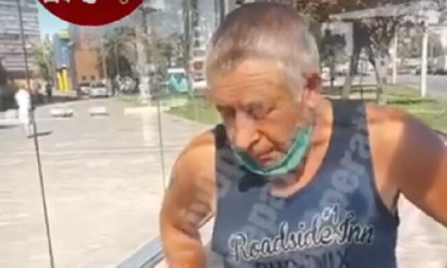 Як хочуть, так і їздять: водій маршрутки не побачив жінку та почав рух (відео)