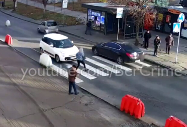 У Києві на Березняках водій збив жінку на переході (відео)