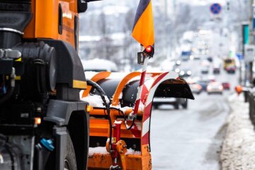 Київ у полоні снігу та морозів: понад 4 000 комунальників розчищають місто — КМДА