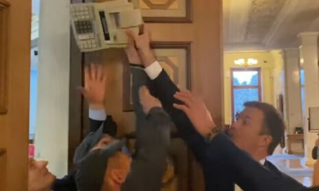 Нардеп хотів зайти до сесійної зали із касовим апаратом: охоронці не дали, обранець передав іншому (відео)