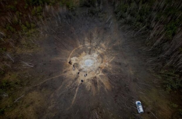 6-метрова вирва та сотні знищених дерев — ДЕІ показала наслідки падіння ракети рф на Київщині
