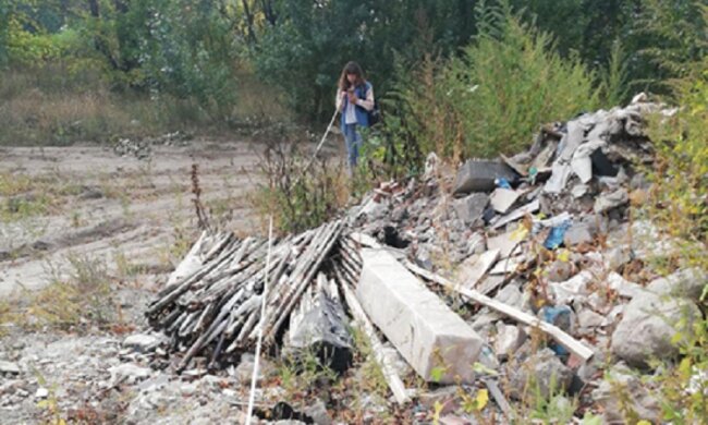 У столичному парку виявили смітник з відходами 1-го класу небезпеки (фото)