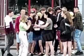 На Контрактовій площі побилися дівчата-підлітки (відео)