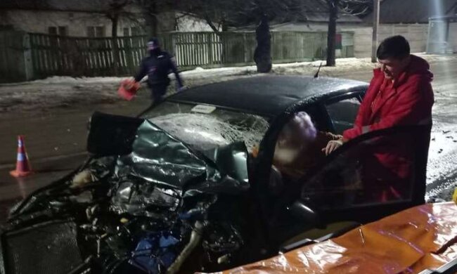 На Київщині вантажівка розчавила автівку з Дідом Морозом за кермом