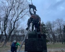 У Маріїнському парку демонтували пам’ятник учасникам антиукраїнського Січневого заколоту