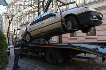 Київські поліцейські організували нелегальний штрафмайданчик для авто