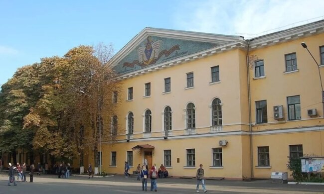 На Подолі попри заборону розбирають корпус-пам’ятку Могилянки