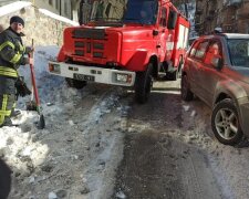 Київським пожежникам довелося самим розчищати шлях від снігу