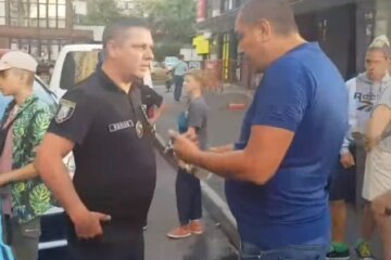 Помічник кандидата у нардепи погрожував дітям і журналісту