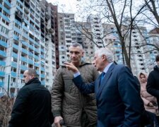 Боррель відвідав місце прильоту уламків російської ракети по житловому будинку в Голосіївському районі, де загинули люди