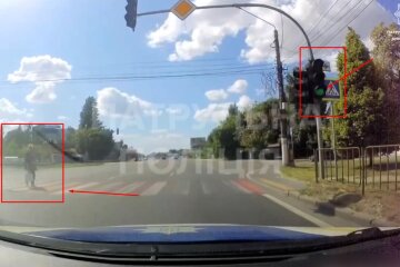Перейшла дорогу на червоний сигнал світлофора - поліція Київщини оштрафувала жінку