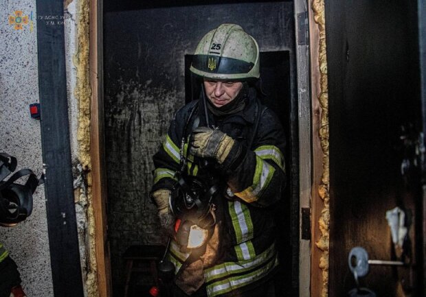 У Києві вночі спалахнула смертельна пожежа у багатоповерховому будинку (відео)