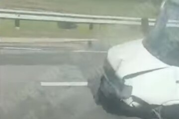 Протаранив відбійник і вирвав вісь: під Києвом сталася ДТП (відео)