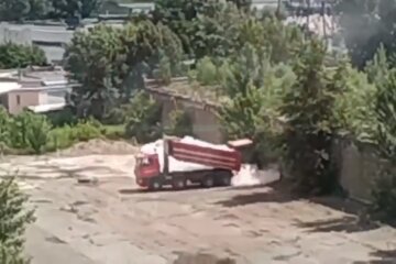 На Оболоні навпроти житлового будинку будівельники створюють смітник (відео)