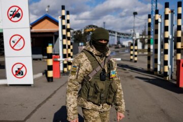 Мешканець столиці заробляв на переправленні "небажаючих проходити службу" на кордон