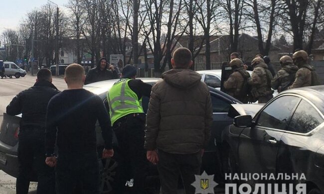 Погоня, розтрощені автівки та пістолет біля скроні: під Києвом затримали небезпечного зловмисника (відео)