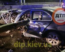 У Києві BMW напоровся на відбійник: водій загинув, пасажиру відірвало кінцівки