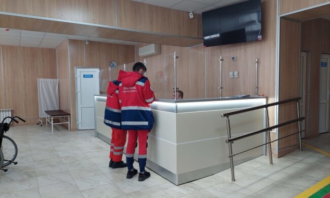 Підозра на перелом носа та забій голови: у школі під Києвом двоє підлітків так побилися, що їх забрала швидка