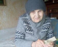 86-річна переселенка з Донеччини, яка знайшла прихисток на Київщині, робить окопні свічки для Захисників