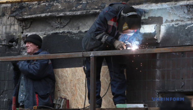 Як відновлюється багатоповерхівка Дніпровського району після атаки на Київ 13 грудня?