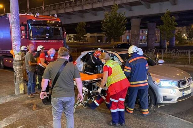 П’яна ДТП у Києві: пасажирку з розбитого BMW діставали рятувальники (відео)