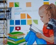 На фасаді школи на Троєщині з`явилась дівчинка з книгою